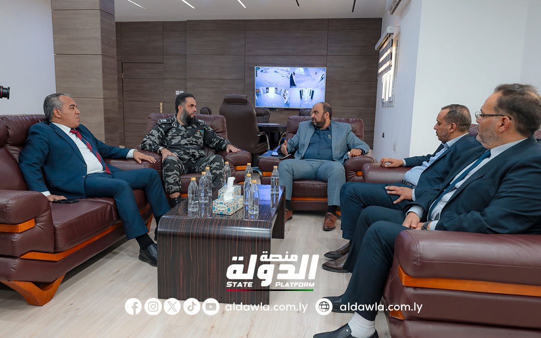 اللواء جمال العمامي يبحث مع وفد من مكتب النائب العام سبل تعزيز التعاون بين الجهات الأمنية والقضائية.