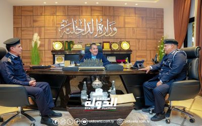 وزير الداخلية يبحث سير العمل الأمني مع مدير أمن الواحات ومعاونه