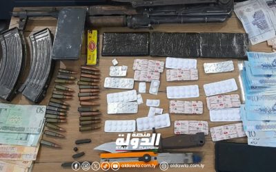 الإيقاع بمهربين وضبط مواد مخدرة وأسلحة في الأبرق