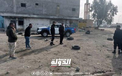 الحرس البلدي يشرف على أعمال النظافة بسوق الفندق البلدي بنغازي.