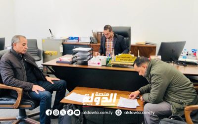 وزارة العمل والتأهيل تسلم مرتبات عدد من العاملين بشركة الجفارة للصناعات الغذائية المساهمة