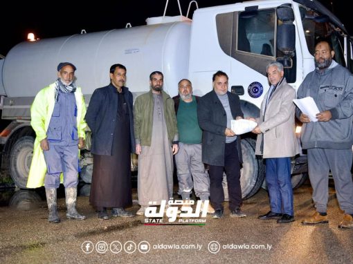وزارة الموارد المائية تسلم بلدية سلوق سيارات خاصة بالصرف الصحي