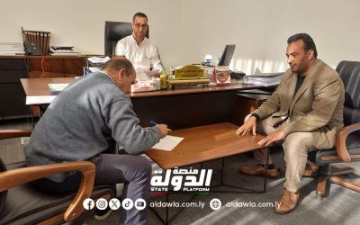 وزارة العمل والتأهيل تسلم مرتبات العاملين بعدد من الشركات المتعثرة.