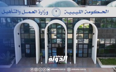 وزارة العمل والتأهيل تسلم مرتبات عدد من العاملين بالشركات الوطنية المتعثرة
