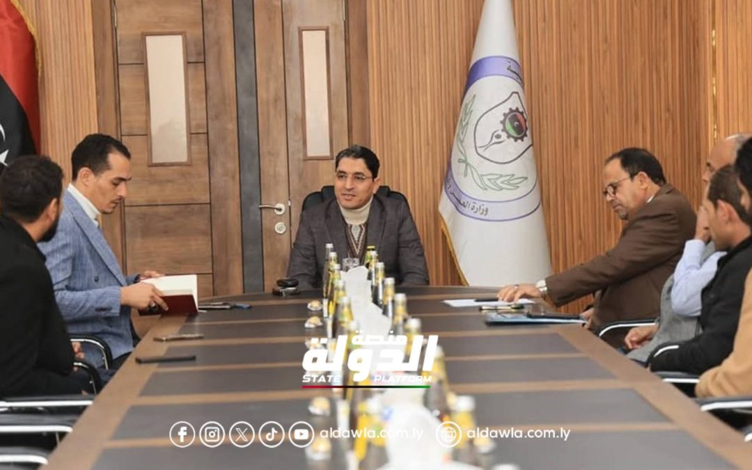 وزير العمل والتأهيل يجتمع مع عدد من الشركات التي قدمت خدماتها للجنة الطوارئ والاستجابة السريعة بالجنوب