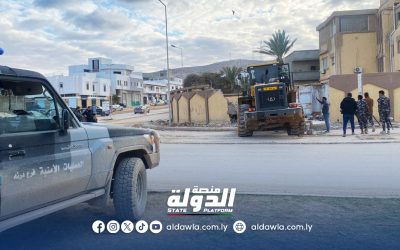 إدارة إنفاذ القانون في درنة تنفذ أعمال إزالة العشوائيات بالفضاء العام