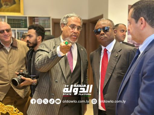 قبل مغادرته من بنغازي رئيس غينيا بيساو يزور ضريح شيخ الشهداء عمر المختار