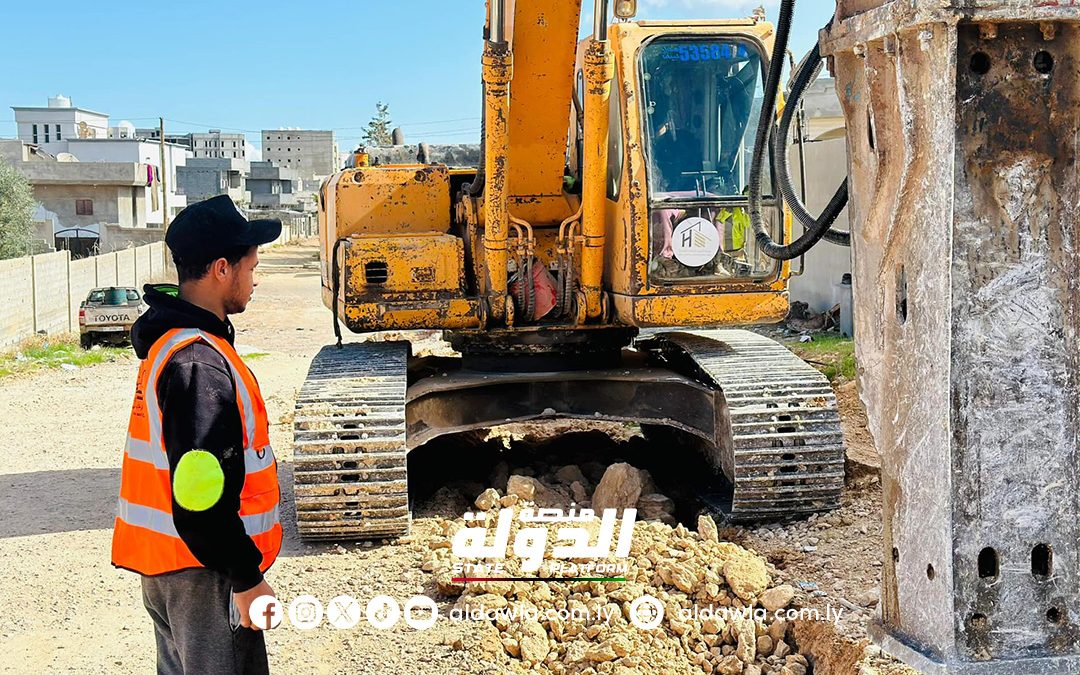 وزارة الكهرباء تعلن انطلاق العمل بمشروع تحسين التيار الكهربائي بحي البيذو في طبرق