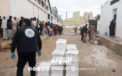هيئة الإغاثة تسلم مساعدات إيوائية للمهاجرين غير الشرعيين في بنغازي