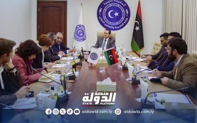 وفداً من الصحافة الإسبانية يجري لقاءً مع وزير الخارجية