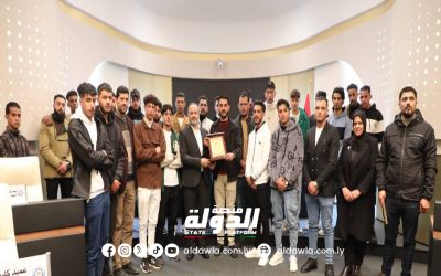 طلبة كلية التربية في المرج يكرمون رئيس جامعة بنغازي