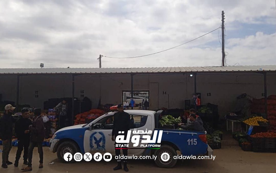 دوريات الحرس البلدي تضبط عدة مخالفات داخل السوق البلدي في بنغازي