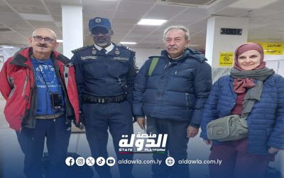 سياح إيطاليون يجرون جولة سياحية إلى البحيرات وأبار المياه الطبيعية في سبها