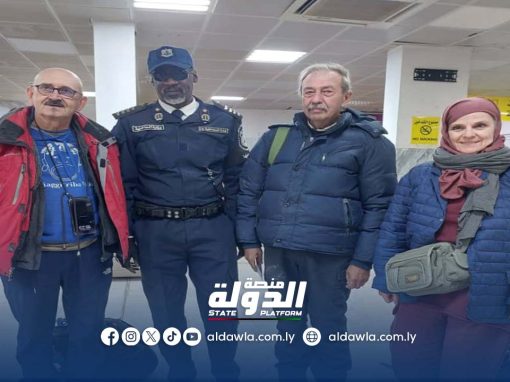 سياح إيطاليون يجرون جولة سياحية إلى البحيرات وأبار المياه الطبيعية في سبها