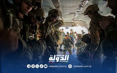 بمشاركة أكثر من 300 مقاتل كتيبة 36 صاعقة تنفذ إنزال مظلي في سماء بنغازي