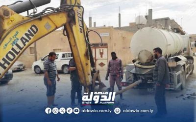صيانة خط مياه في أجدابيا لضمان استمرارية تدفق المياه بشكل منتظم