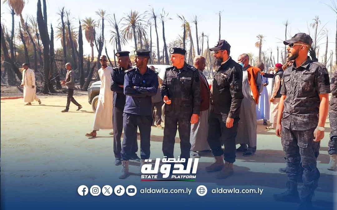 مدير أمن الكفرة يتفقد آثار حريق ضخم أتى على 600 نخلة في ربيانة