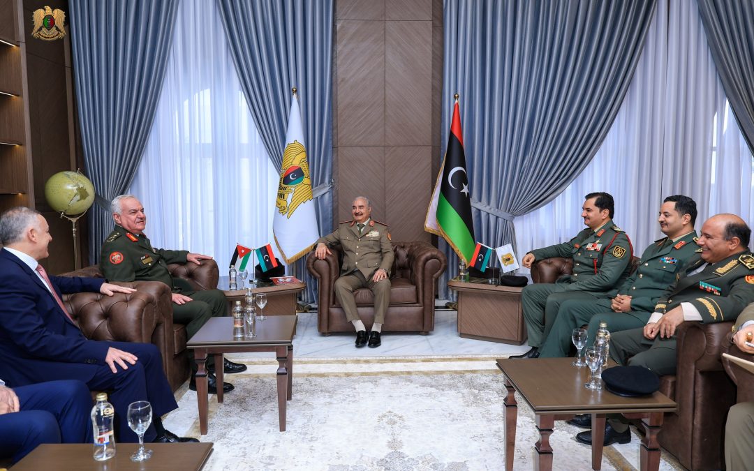 القائد العام يستقبل وفداً عسكرياً أردنياً رفيعاً لتعزيز التعاون المشترك