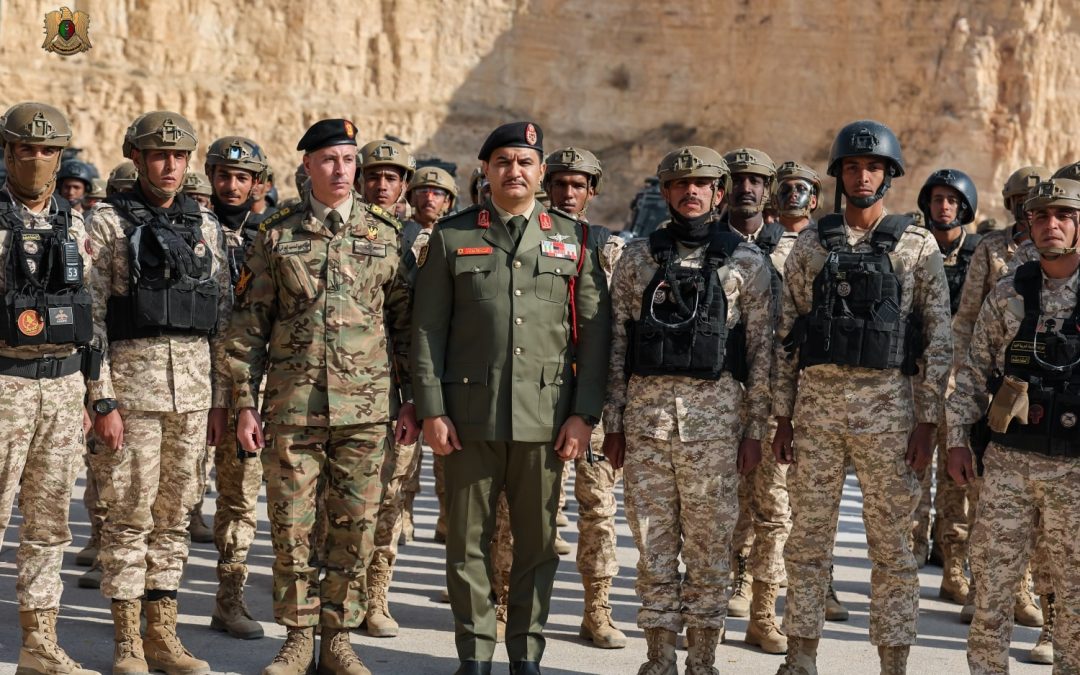 نائب القائد العام يتفقد تمريناً تعبوياً للطلبة الليبيين بالأردن