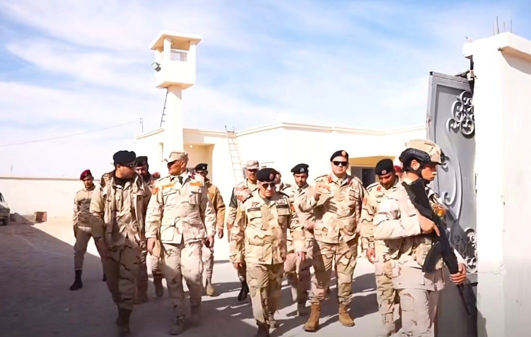 معاون رئيس أركان القوات البرية يتفقد جاهزية الوحدات العسكرية بالبطنان والجبل الأخضر