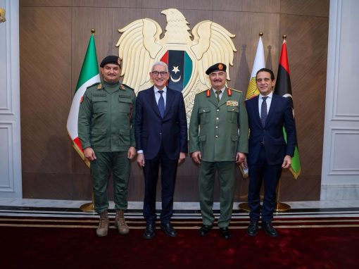 القائد العام يبحث مع وفد إيطالي رفيع تعزيز التعاون بما يسهم في دعم الأمن والاستقرار الإقليمي