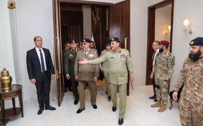 القائد العام للقوات المسلحة يصل باكستان لتعزيز العلاقات العسكرية