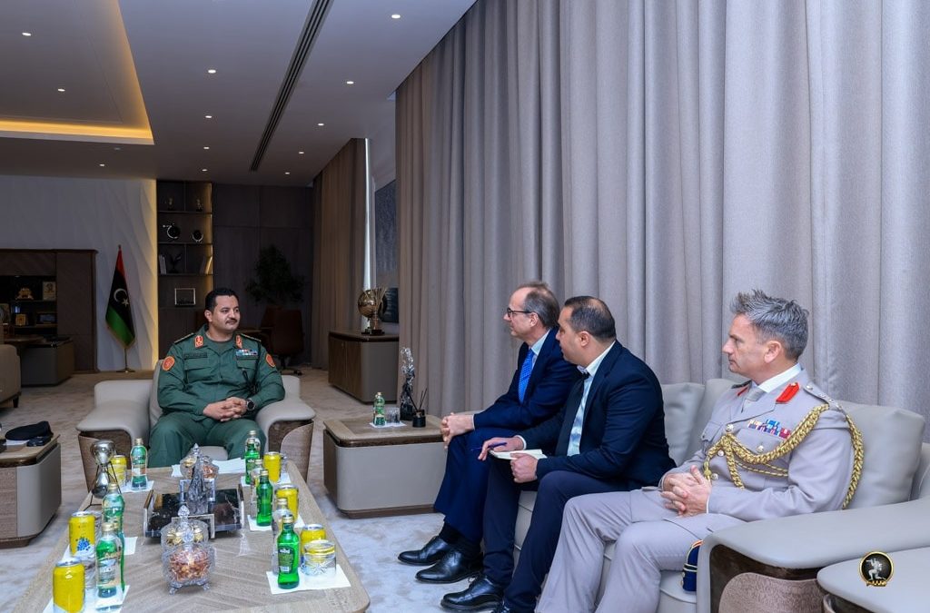 رئيس الأركان العامة يبحث مع السفير البريطاني تعزيز التعاون الأمني