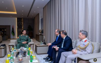 رئيس الأركان العامة يبحث مع السفير البريطاني تعزيز التعاون الأمني